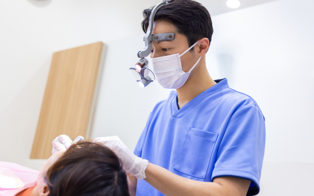 拡大鏡（ルーペ）を用いた精密な治療